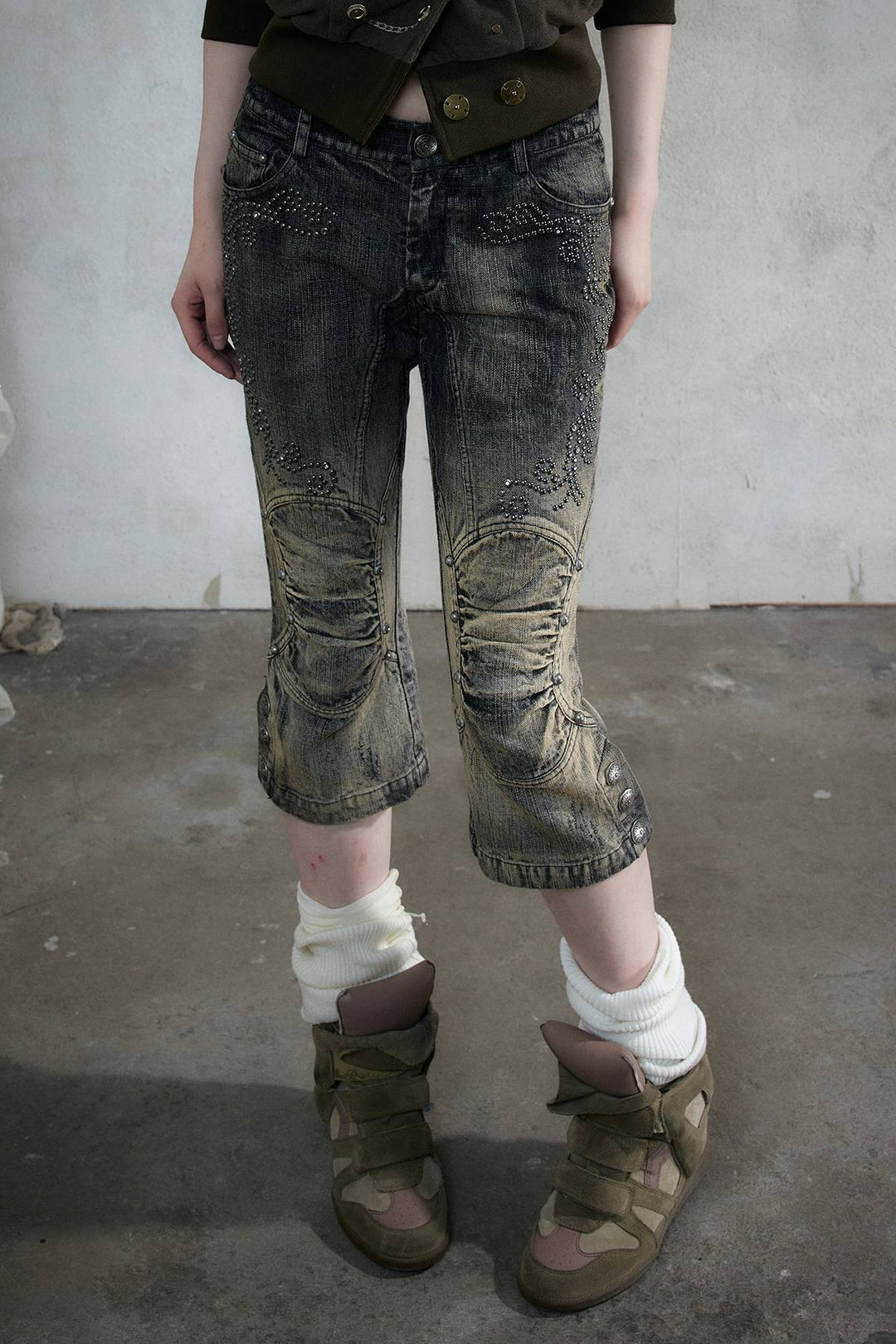 Distressed Stud Capri Jeans