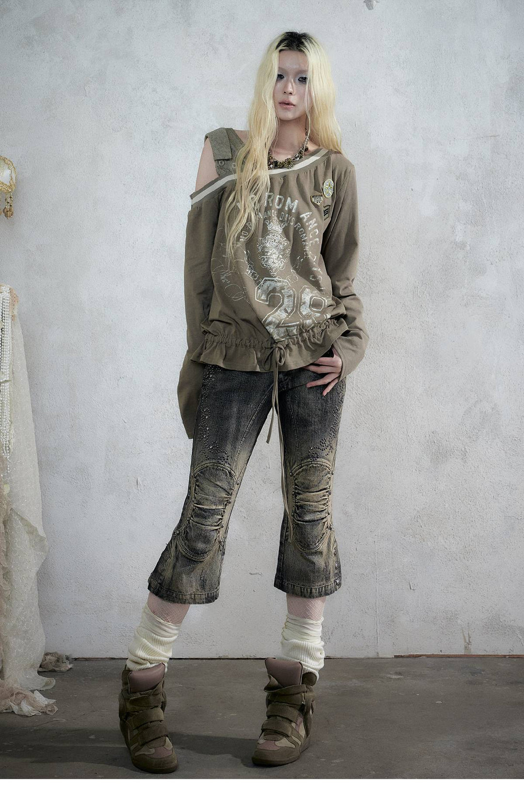 Distressed Stud Capri Jeans